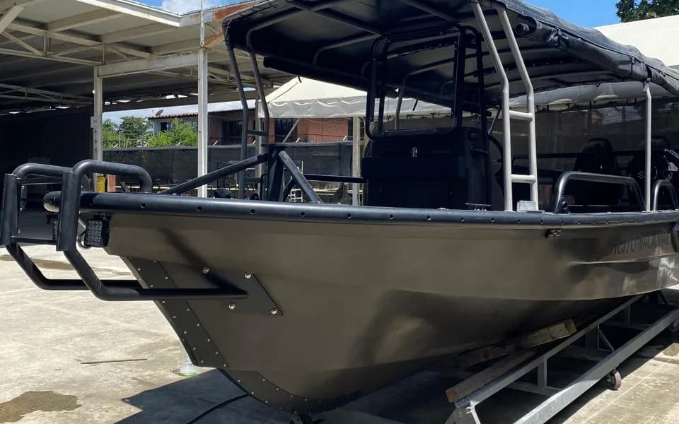 Espartano con cabina en alistamiento bajo la nave principal del astillero Mar 10