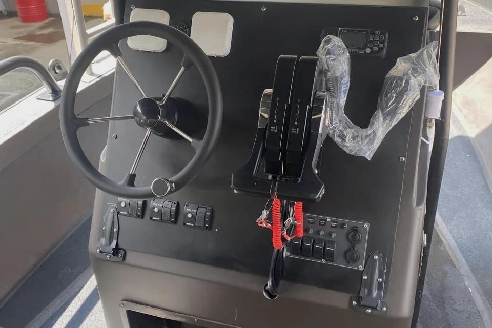 Consola de mando e instrumentación de una embarcación Mar 10