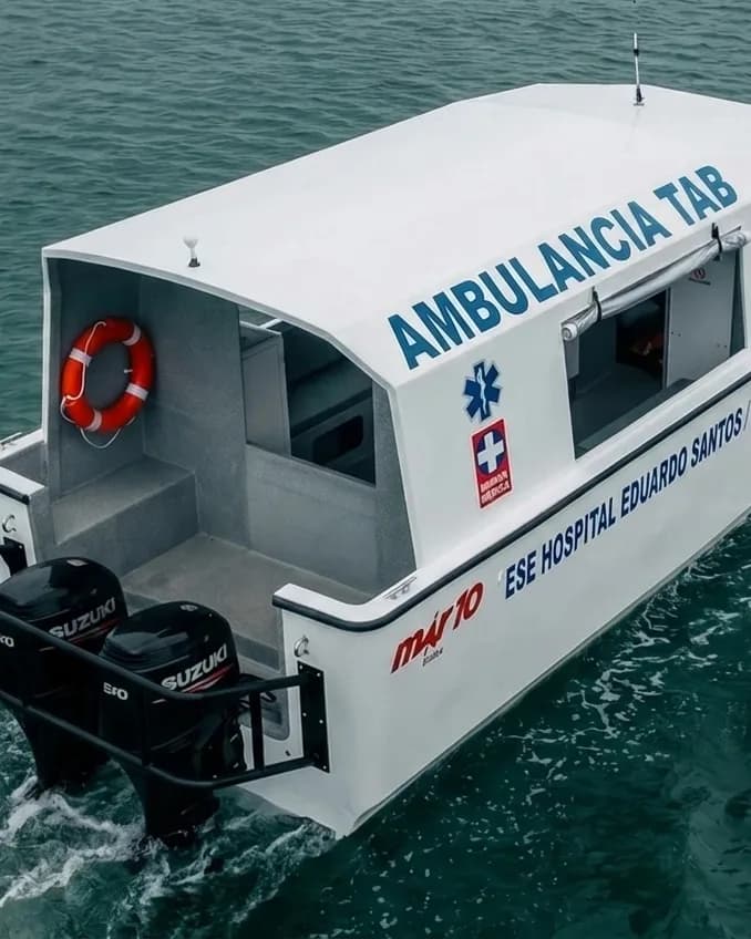Ambulancia fluvial TAB del hospital Eduardo Santos navegando en mar abierto