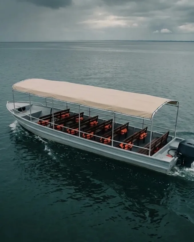 Embarcación de transporte de pasajeros de Mar 10 navegando con canopy y chalecos a bordo