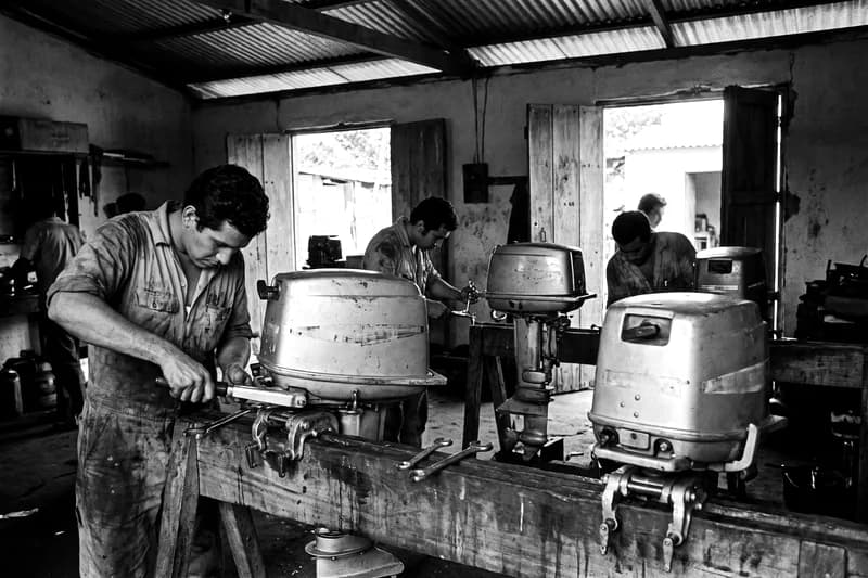 Taller de motores fuera de borda de los años setenta (imagen representativa)