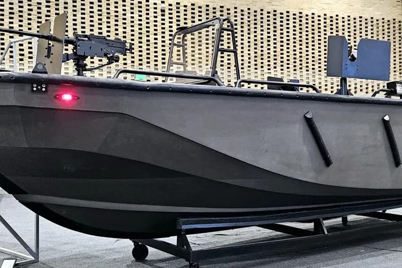 Embarcación de seguridad integrada sobre base de casco comercial