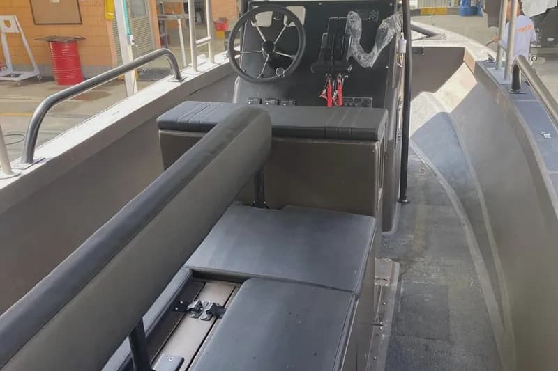 Consola y puesto de mando de una embarcación Mar 10 en el astillero